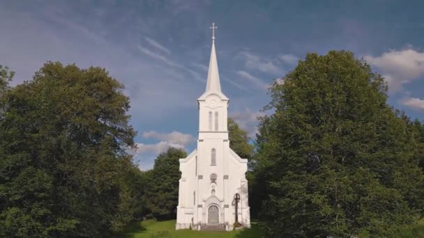 Luchtfoto Van Witte Kerk Met Stalen Kruis Top Van Kerktoren — Stockvideo