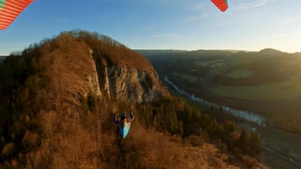 金色的落日 史诗般的滑翔在岩石群山之上 滑翔机在森林上空低空飞行 岩石在肾上腺素的冒险中自由飞翔 — 图库视频影像