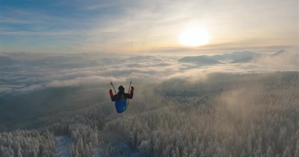 Parapendio Flying Dream Sopra Nebbiose Montagne Della Foresta Invernale Tramonto — Video Stock
