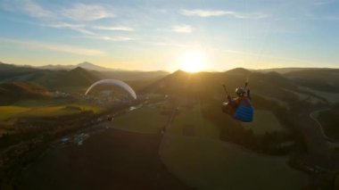 Baharda altın gün doğumunda özgürce uçmak adrenalin ekstrem spor. Aksiyon kamerasını takip et, dış macera arka planı.