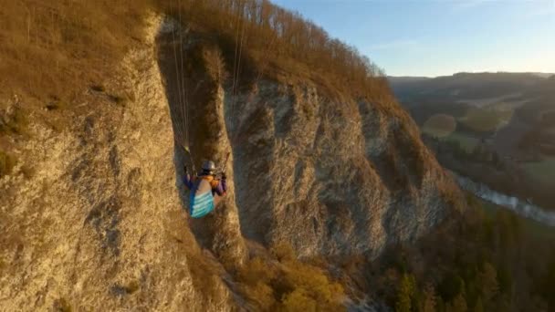 Fliegende Nähe Felsen Klippe Frühling Natur Bei Goldenem Sonnenuntergang Gleitschirmfliegen — Stockvideo