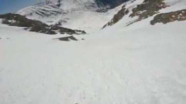 Kışın Alp Dağları 'nda paraşütle kaymak, Adrenalin macerası özgürlük, aksiyon kamera görüntüsü, yavaş çekim 60fps
