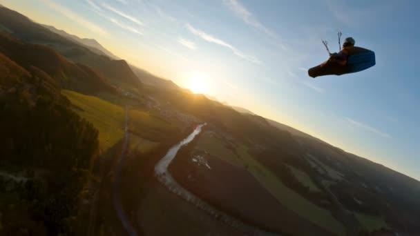 Paraglider Swingend Rode Paragliding Vleugel Bij Gouden Zonsondergang Het Voorjaar — Stockvideo
