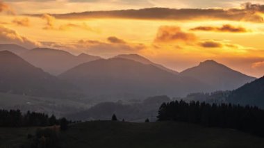 Altın Bulutlar hızla orman dağlarının üzerinden geçiyor. İlkbaharda tabiat, akşamları günbatımında zaman akıp gidiyor.