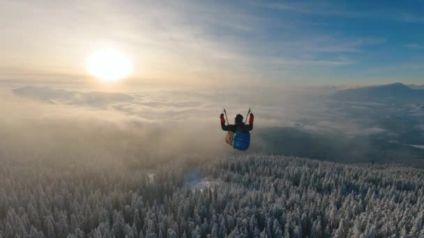 Dromerige Vliegende Paragliding Actie Boven Mistige Wolken Magische Winter Wonderland — Stockvideo