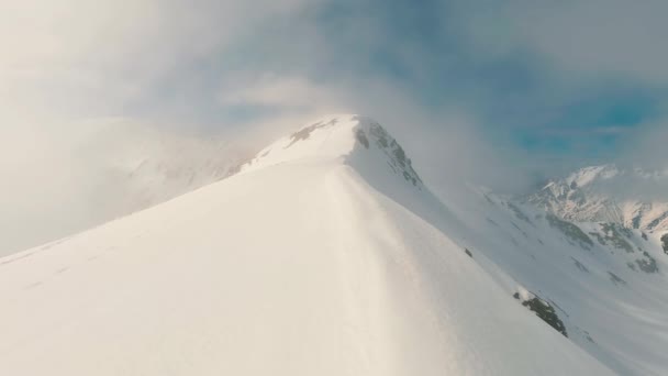 Alpes Inverno Místico Montanhas Pico Escondido Nuvens Nebulosas Gama Montanhas — Vídeo de Stock