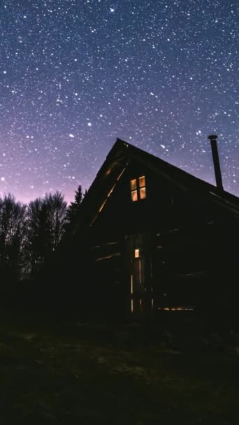 Timelapse Estrelas Céu Estrelado Noite Giram Sobre Abrigo Cabana Madeira — Vídeo de Stock