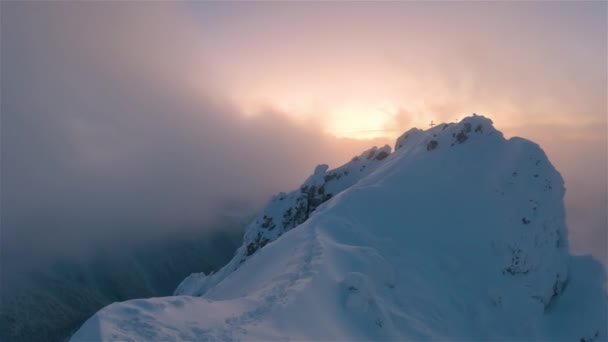 Панорама Вершины Замерзшей Зимней Горы Туманной Природе Вершина Снежных Альпийских — стоковое видео
