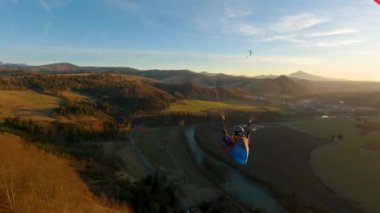 Baharın doğasında altın gündoğumunda uçmak, adrenalin dolu macera özgürlüğünü paraglize etmek, aksiyon kameralarını takip etmek, serbest uçuşun arka planında uçmak..