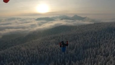Yamaç paraşütünde sallanmak, kış harikalar diyarında özgürce uçmak, serbest uçuş paraşütünün adrenalin macerası. Açık hava aksiyon aşırı spor.