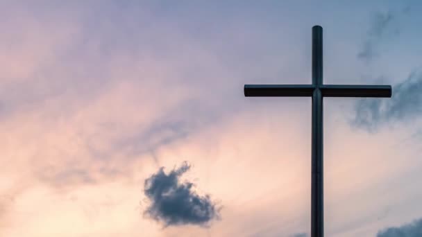 기독교 빠르게 움직이는 하늘을 십자가 종교적 배경의 믿음과 종교의 — 비디오