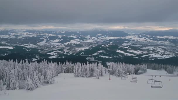 Luftaufnahme Des Leeren Sessellifts Geschlossenen Alpinen Skigebiet Der Kalten Wintersaison — Stockvideo