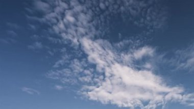 Mavi gökyüzü ve beyaz hızlı bulutlar gece yıldızlı gökyüzüne dönüşüyor. Samanyolu galaksisi, gece gündüz, zaman su gibi akıp gidiyor.