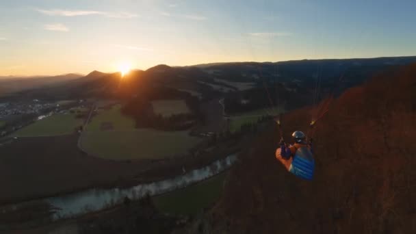 Vlieg Zon Vredige Paragliding Vlucht Bij Gouden Zonsondergang Lente Natuur — Stockvideo