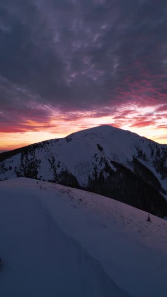 Вертикальный Вид Воздуха Красочные Облака Небо Зимние Альпийские Горы Пейзаж — стоковое видео