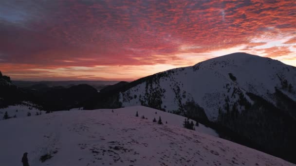 Красочное Небо Зимние Альпийские Горы Пейзаж Кровавом Закате Мирной Природе — стоковое видео