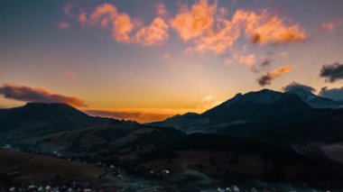Gün batımından sonra mavi saatte, Alp kırsalında gökyüzünün rengarenk görüntüsü. Huzurlu doğa, seyahat geçmişi.