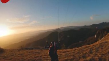 Sonbaharda Alp Dağları 'nda paraşütle atlamak doğa, adrenalin serüvenleri serbest uçuşlar, sabit kamera görüntülerini takip etmek.