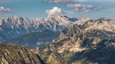 Julian Alps 'teki Rocky Dağları Ulusal Parkı' nda hızla ilerleyen bulutlar güneşli yaz mevsiminde