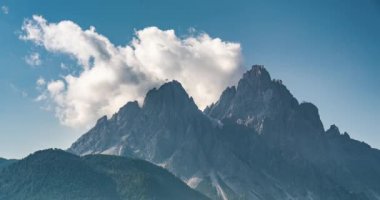 Güneşli yaz tatili sabahlarında Güney Tyrol Dolomites Dağları 'ndaki kayalık tepelerde bulutların oluşması