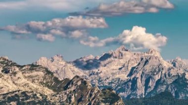 Julian 'daki Triglav ulusal parkında hızla hareket eden bulut, Slovenya doğasındaki dağları güneşli yaz mevsiminde hızlandırıyor