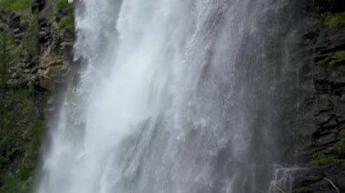 Tirol Alplerinde Stuibenfall şelalesinin yavaş akımı. Huzurlu doğada su yavaşça düşüyor.. 