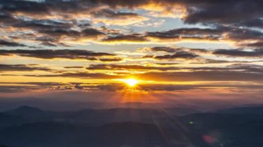 Huzurlu bir yaz akşamında güneşin altın ışığı Dağ doğasında güzel bir günbatımında zaman akıp gidiyor