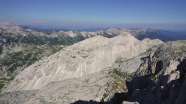 Slovenya 'daki Julian Alps dağlarının panoraması Triglav ulusal parkında güneşli yaz mevsiminde doğa manzarası. Açık hava macera dağcılık arka planı