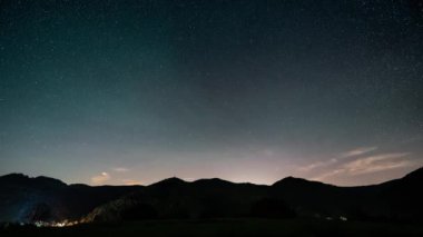 Yıldızlı gece gökyüzü ve güzel kırmızı aurora borealis Orta Avrupa kırsal doğasında huzurlu bir akşamda hareket ediyor. Astronomi Zamanaşımı