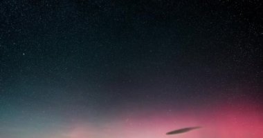 Yıldızlar ve kırmızı aurora borealis ile karanlık yıldızlı gece gökyüzü Avrupa 'da hızlı hareket ediyor, astronomi arka planı zaman atlaması