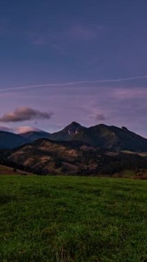 Yeşil Alp Dağları 'nda hareket eden hızlı bulutların güzel yaz sabahı manzaralı dikey gündoğumu videosu. Zaman aşımı, yavaş yakınlaştırma sosyal medya hikayesi için ideal.