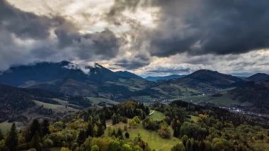 Avrupa 'nın sonbahar kırsal bölgelerinde hızlı hareket eden dramatik bulutlar doğayı alkalaştırır. Hava hiper hızı, zaman geçişi.
