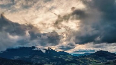 Dramatik bulutların manzarası Avrupa üzerinde hızla hareket ediyor yaz akşamında gün batımında kırsal alanda. Hava Saati Hızlandırması Hiper Sapma
