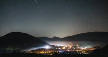 Samanyolu Galaksisi 'nin yıldızlarıyla yıldızlı gece gökyüzü, kuyruklu yıldız Tsuchinshan Atlas ve yıldız bağlantısı hızla ilerliyor. Yoğun Uzay yolculuğu trafiği, Yıldızlar Astronomi Zaman geçişi arkaplanı.