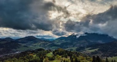 Sonbahar akşamları Avrupa kırsalında hızlı hareket eden dramatik yağmur bulutlarının aşırı hızlanması. Havadan Görünüm Sinematik Zaman atlaması.