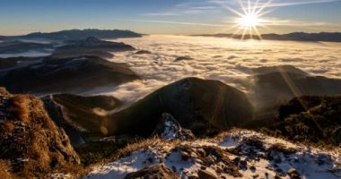Puslu bulutların sihirli manzarası Alp Dağları 'nda hızlı hareket eder. Kış erken doğarken altın gün doğumu vadisinde. Barışçıl doğal manzara 4k UHD kalitesinde zaman aşımı.
