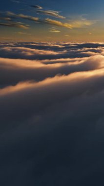 Bulutların üzerinde uçan rüya gibi bir manzara. Sihirli bir sabah, altın gündoğumunda gökyüzü. Sosyal medya hikayesi için açık hava macera özgürlüğü görüşü.