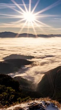 Alp dağlarında hızla hareket eden sisli bulutlarla birlikte huzurlu altın günbatımının dikey zamanı. Açık hava macera sosyal medya hikayesi için ideal zaman aralığı.