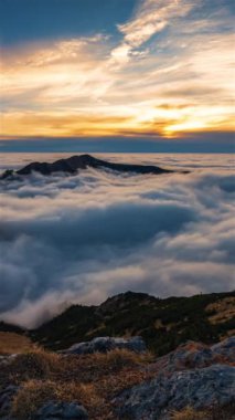 Pofuduk Bulutlar, sonbahar sabahı huzurlu bir gündoğumunda okyanus dalgaları gibi Alp Dağları Vadisi 'nde hızla hareket ediyor. Dış mekan doğal zaman çizelgesi sosyal medya öyküsü için ideal