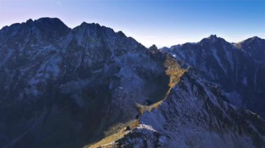 Sonbahar Alp Dağları 'nın barışçıl Panoraması. Güneşli doğa manzarasının kuzey yüzeyinde taze kar var. Turizm, yürüyüş ya da dağcılık macera teması için açık alan.