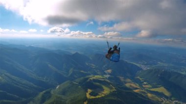 Yeşil dağların üzerinde, bulutların üzerinde uçarken doğa, adrenalin macerası özgürlük.