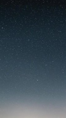 Güneş doğmadan önce yıldızlı gece gökyüzünde hızla hareket eden yıldızlar, dikey astronomi zamanaşımı sosyal medya hikayesi için idealdir, gerçek arka plan, gerçek olmayan.