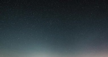 Yıldızlar, güneş doğmadan önce koyu mavi yıldızlı gece gökyüzünde, Astronomi 'de gece gündüz ilerliyorlar. Gerçek yıldızların arka planının yüksek kaliteli görüntüleri, ai-dışı, 4k UHD
