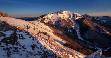 Güneşli bir akşamın rengarenk ışıklarıyla kış Alp Dağları 'nda huzurlu bir günbatımı. Karlı doğayı dondurdum. Güzel doğal manzara zaman aşımı, açık hava macera dağcılığı için ideal arka plan..