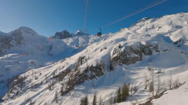 Kaprun kış kayak merkezinin karlı dağlarının güzel güneşli manzarası tramvaydan. Avusturya Alplerinde kış tatili mevsimi kayak yapmak gibi açık hava sporları için idealdir.