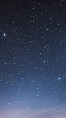 Samanyolu Galaksisi 'nin milyonlarca yıldızıyla mavi gökyüzünün dikey görüntüsü Gece' den Gündüz 'e Astronomi' nin arka planı. Sosyal medya hikayesi için ideal