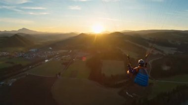 Rüzgâr rehberiniz olarak, güneşin ıslattığı kırsal bir arazide sürükleniyorsunuz, altın tarlalar nefes kesen bir anda gökyüzü ile buluşuyor saf özgürlük ve merakla. Adrenalin serüvenleri
