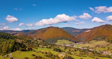 Mükemmel bir sonbahar gününde, sıcak güneşin altında parıldayan, yuvarlanan tepeleri ve kırsal altın yaprakları nefes kesen bir hiperhız yakalar.