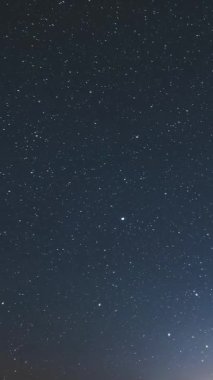 Güneş doğmadan önce yıldızların dikey hızları gece gökyüzünde yavaşça ilerler. Mobil arka planlar, meditasyonlar, astronomi görselleri veya sosyal medya makaraları için ideal. Günbegün zaman geçiyor.