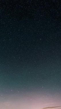 Avrupa 'da parlayan yıldızların ve Aurora Borealis' in dikey zaman atlamaları. Samanyolu Galaksisi ile çarpıcı astronomi sahnesi - bilim, doğa ve sosyal medya makaraları için mükemmel..